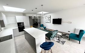 3 Cosy Homes Walking Distance To Mall With Parking Available To Book Separately 3 Bed House Or 1 Bed Apartment Or Studio