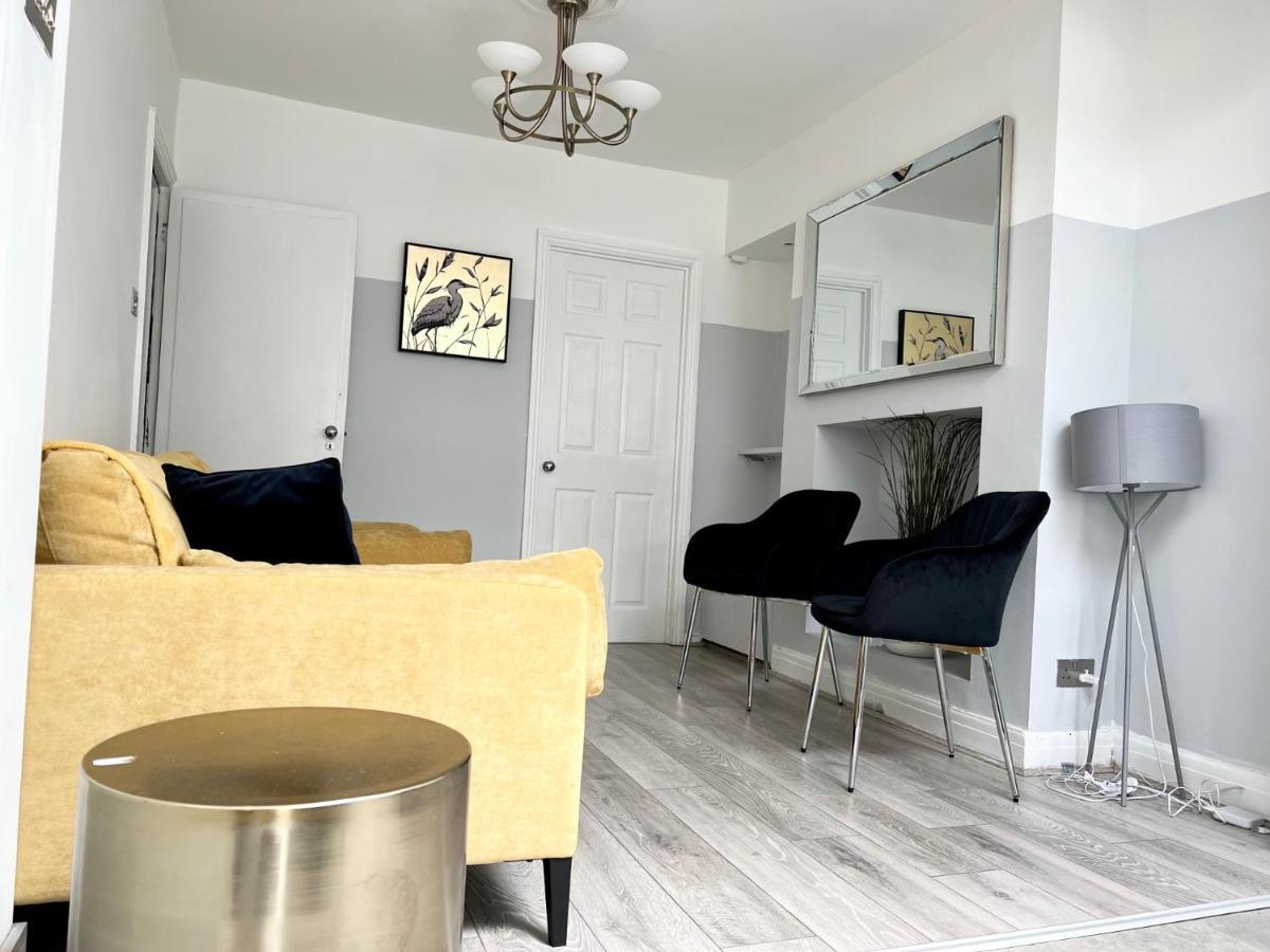 3 Cosy Homes Walking Distance To Mall With Parking Available To Book Separately 3 Bed House Or 1 Bed Apartment Or Studio London Exterior photo