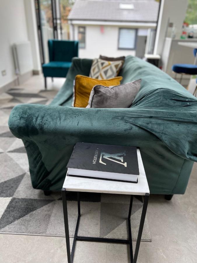 3 Cosy Homes Walking Distance To Mall With Parking Available To Book Separately 3 Bed House Or 1 Bed Apartment Or Studio London Exterior photo