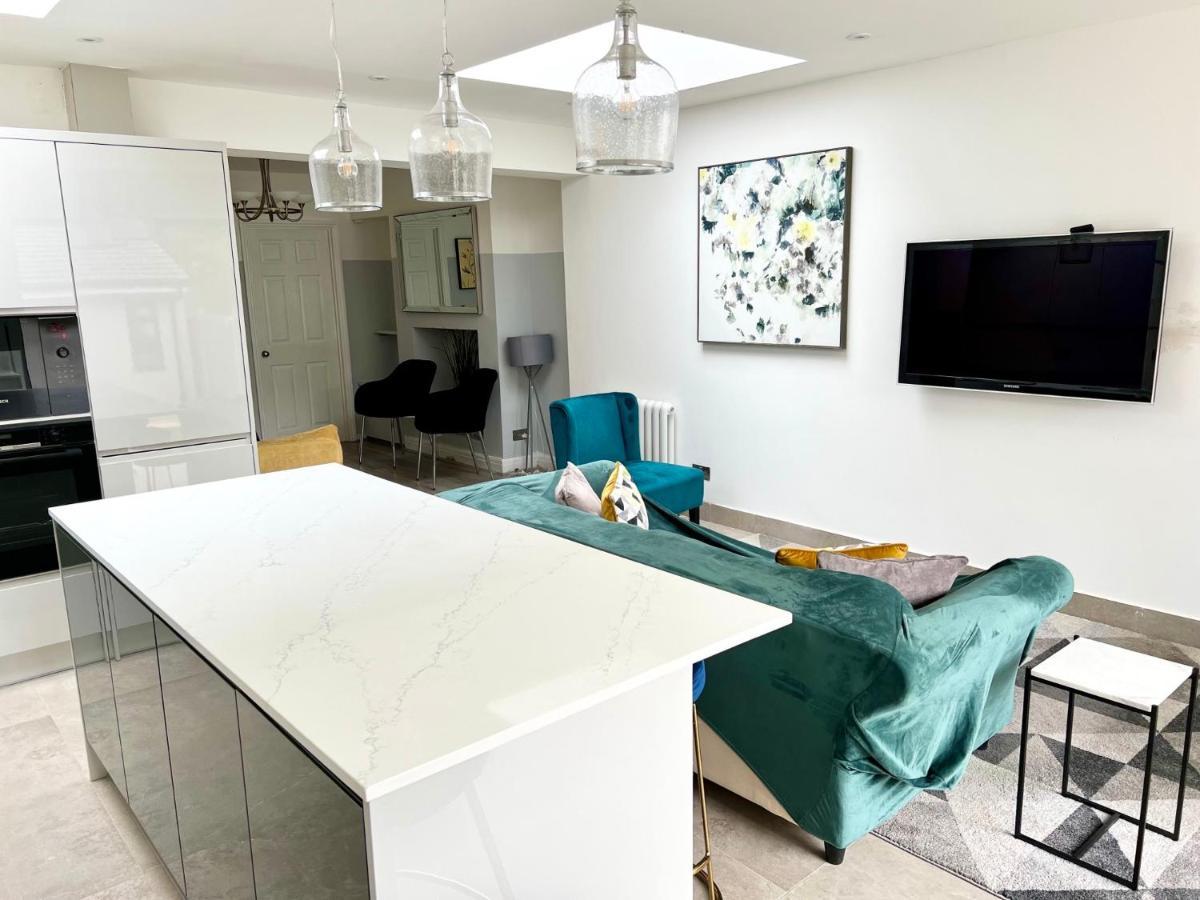 3 Cosy Homes Walking Distance To Mall With Parking Available To Book Separately 3 Bed House Or 1 Bed Apartment Or Studio London Exterior photo