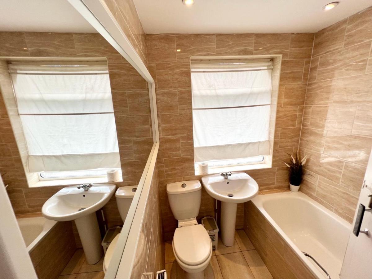 3 Cosy Homes Walking Distance To Mall With Parking Available To Book Separately 3 Bed House Or 1 Bed Apartment Or Studio London Exterior photo