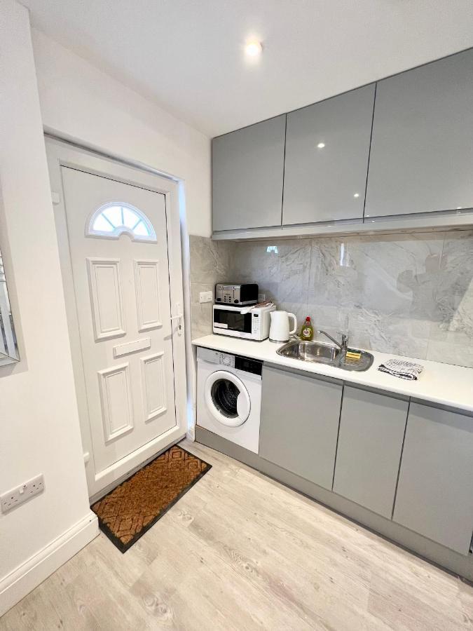 3 Cosy Homes Walking Distance To Mall With Parking Available To Book Separately 3 Bed House Or 1 Bed Apartment Or Studio London Exterior photo