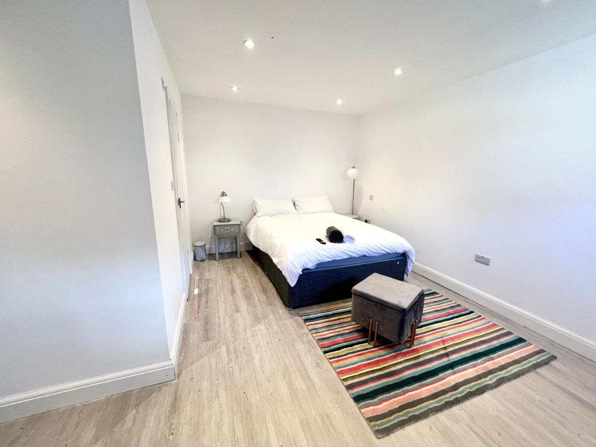 3 Cosy Homes Walking Distance To Mall With Parking Available To Book Separately 3 Bed House Or 1 Bed Apartment Or Studio London Exterior photo